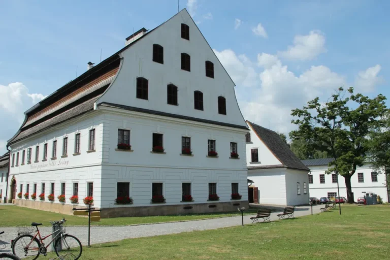 Historická budova ruční papírny ve Velkých Losinách