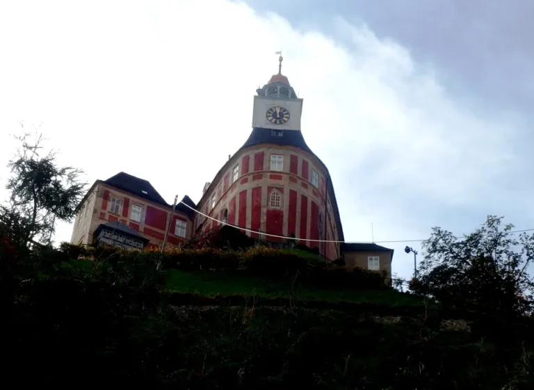 Zámek Jánský Vrch s věží nad svahem v Javorníku