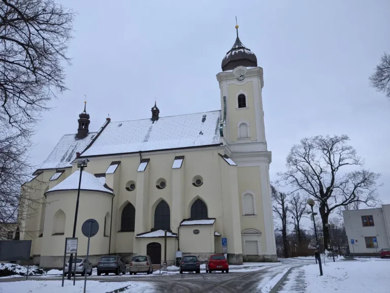 Kostel svatého Jana Křtitele v Hlučíně na zimním snímku