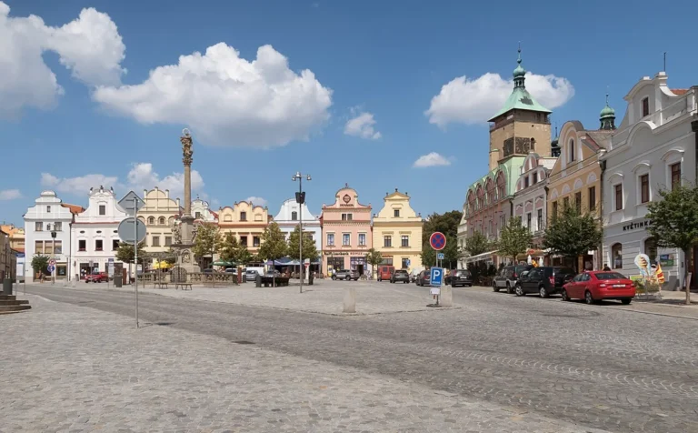 Havlíčkovo náměstí v Havlíčkově Brodě za slunečného dne