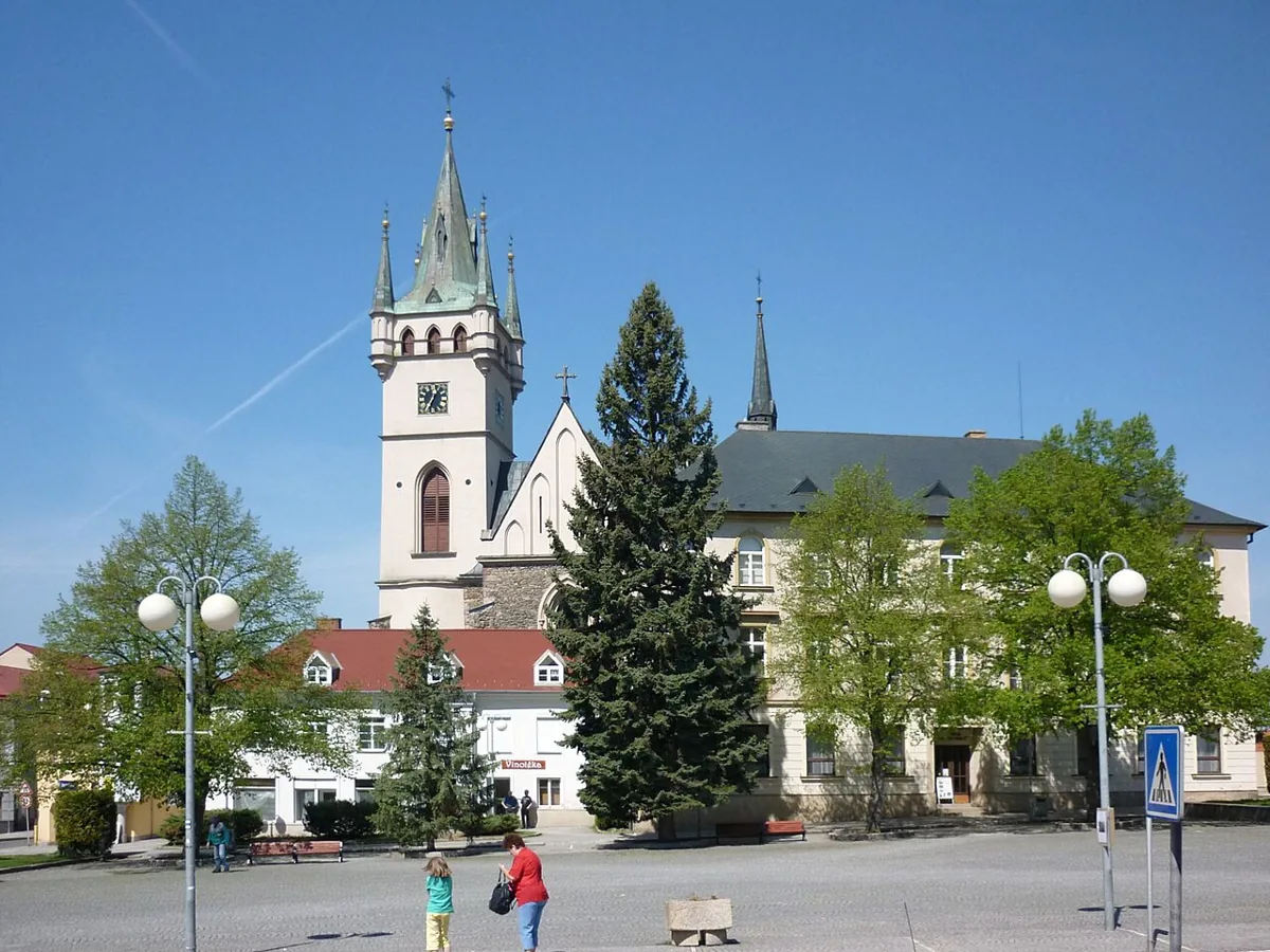 Kostel a zeleň na Horním náměstí v Humpolci
