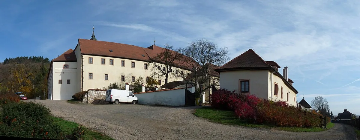 Budovy františkánského kláštera v Kadani za slunečného dne
