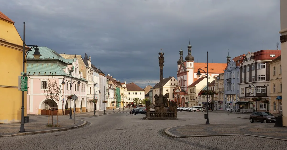 Náměstí 1. máje v Chomutově se sloupem Nejsvětější Trojice a kostelem svatého Ignáce