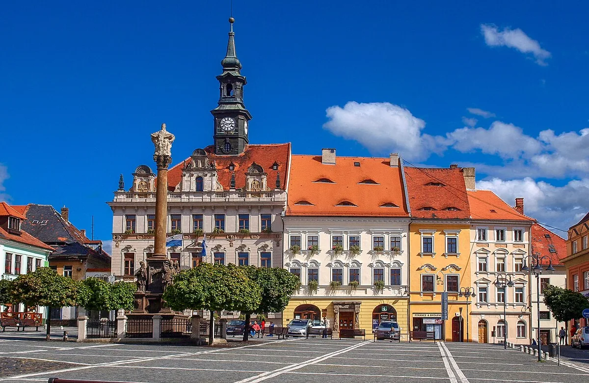 Radnice a barevné domy na náměstí T. G. Masaryka v České Lípě