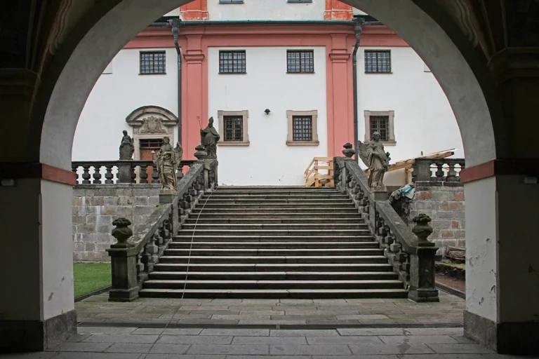 Schodiště a sochy v barokním areálu Svaté Hory v Příbrami