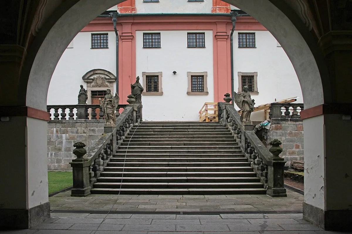 Schodiště a sochy v barokním areálu Svaté Hory v Příbrami