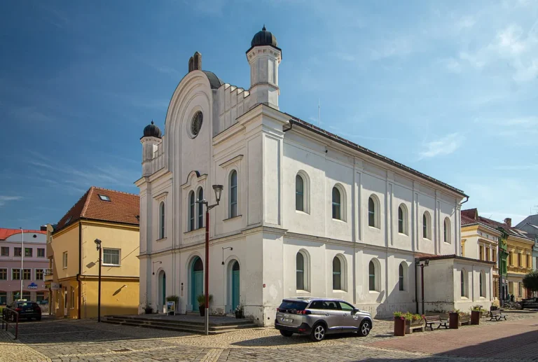 Budova břeclavské synagogy s průčelím a boční fasádou