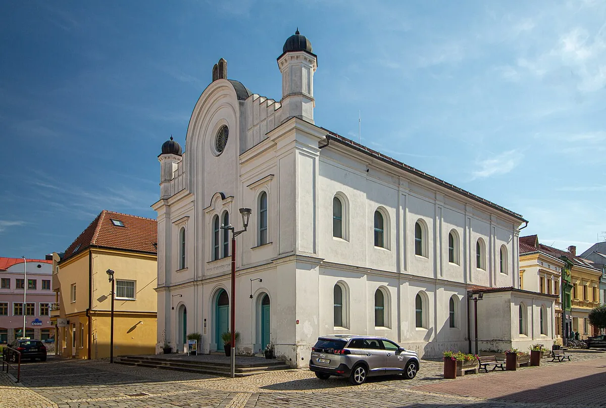 Budova břeclavské synagogy s průčelím a boční fasádou