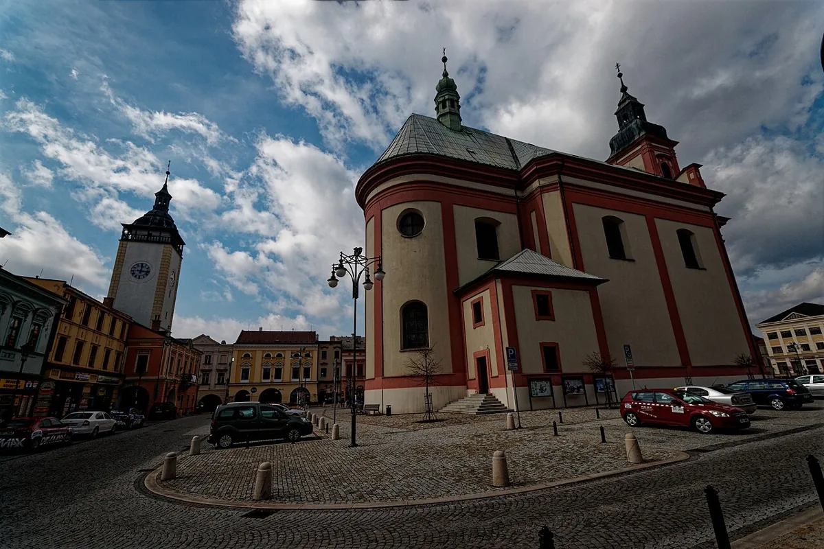 Kostel Stětí svatého Jana Křtitele a radniční věž na Masarykově náměstí v Hranicích
