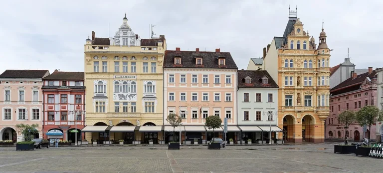 Domy na náměstí Přemysla Otakara II. v Českých Budějovicích