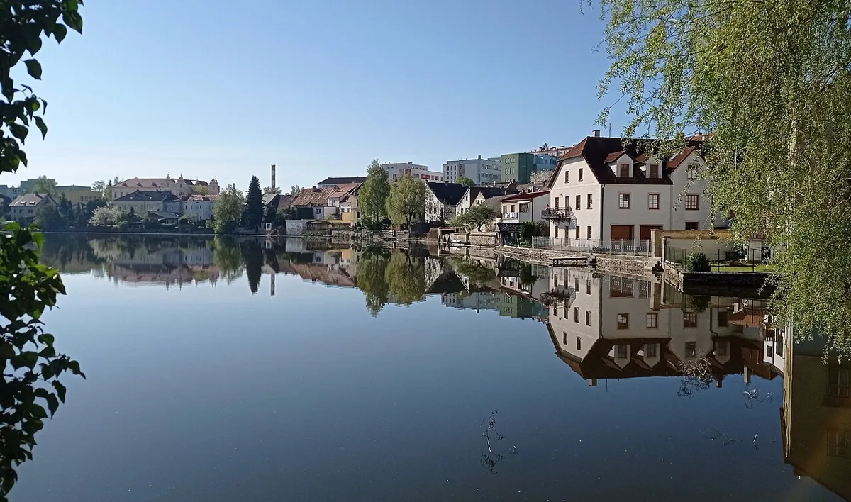 Pohled přes Vajgar na domy u vody v Jindřichově Hradci