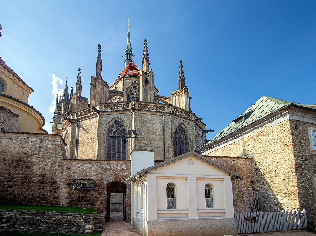 Východní závěr chrámu sv. Bartoloměje v Kolíně s gotickými opěrami