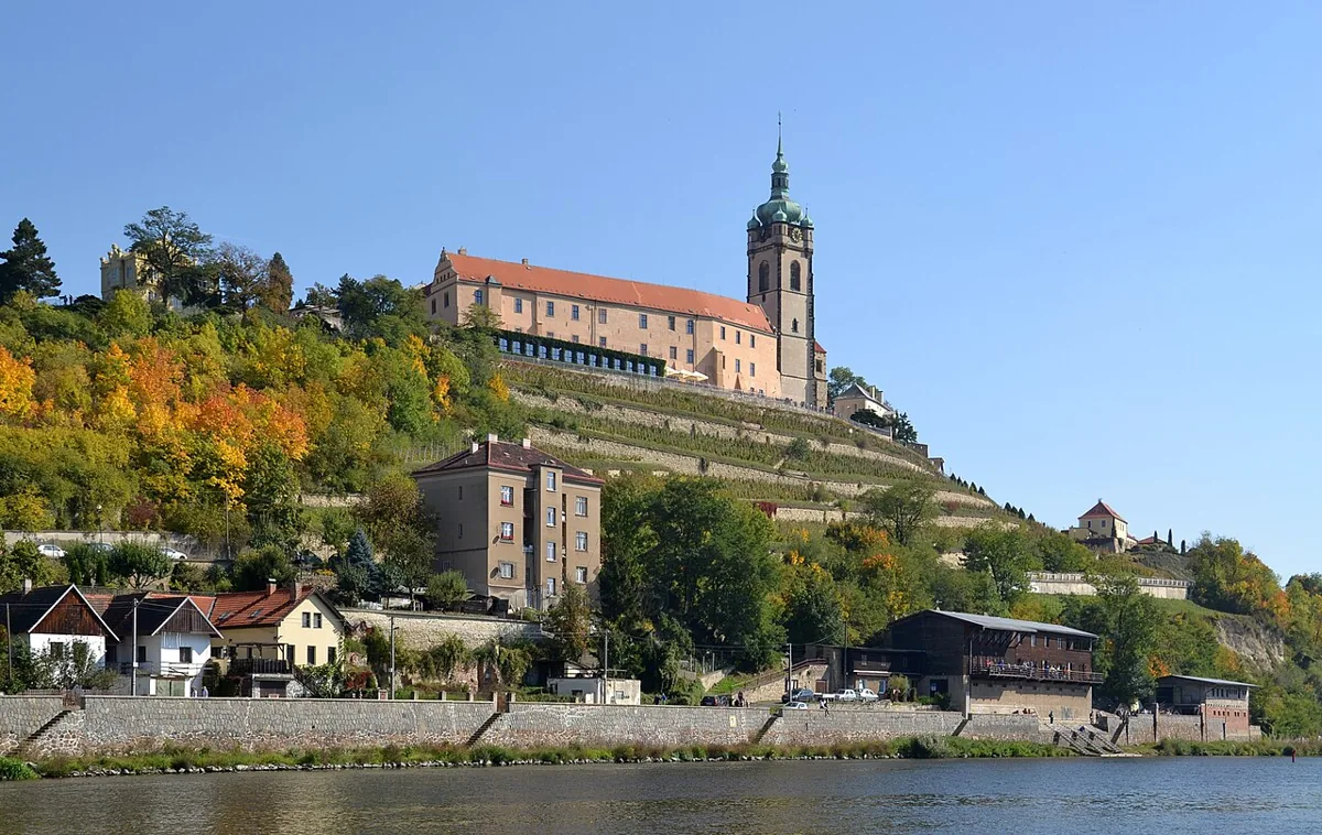 Zámek Mělník a věž chrámu sv. Petra a Pavla na návrší nad Labem