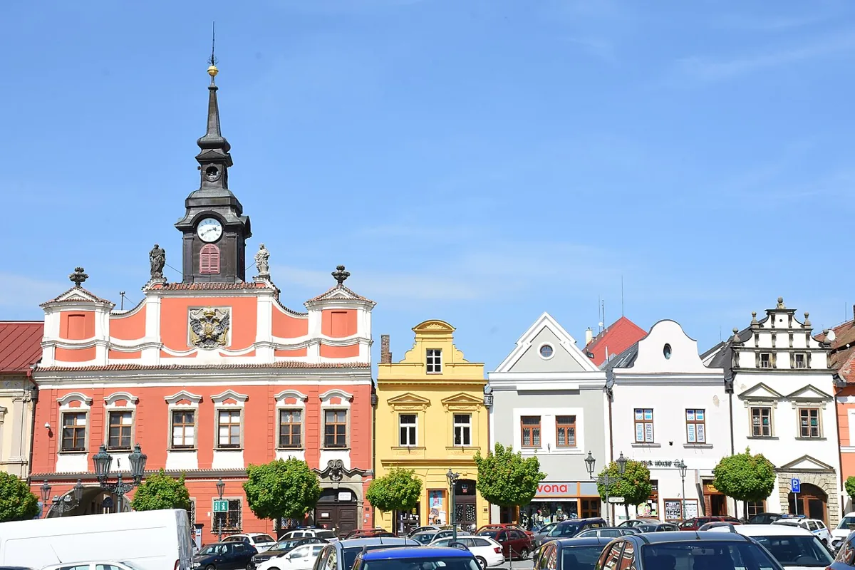 Historické domy a stará radnice na Resselově náměstí v Chrudimi