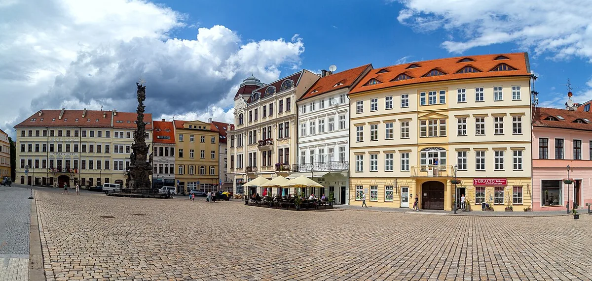 Zámecké náměstí v Teplicích s historickými domy a sloupem