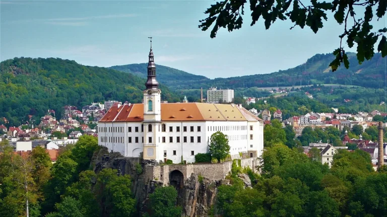 Zámek Děčín na skále nad Labem při pohledu z protějšího břehu