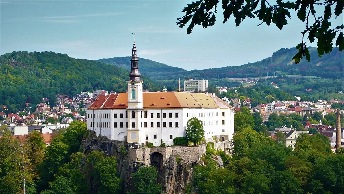 Zámek Děčín na skále nad Labem při pohledu z protějšího břehu