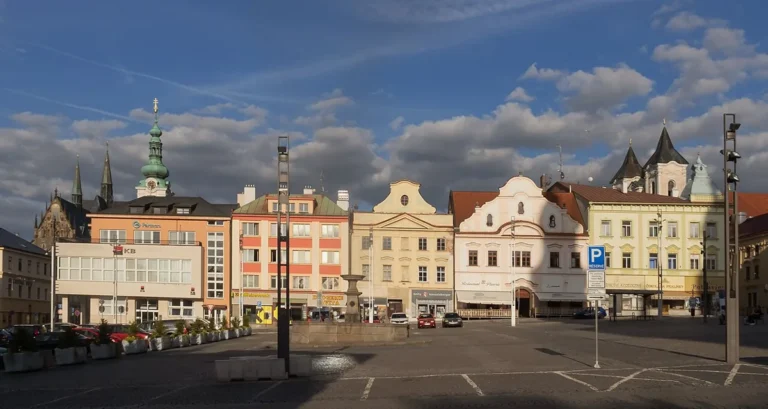 Historická průčelí domů na náměstí Míru v Klatovech