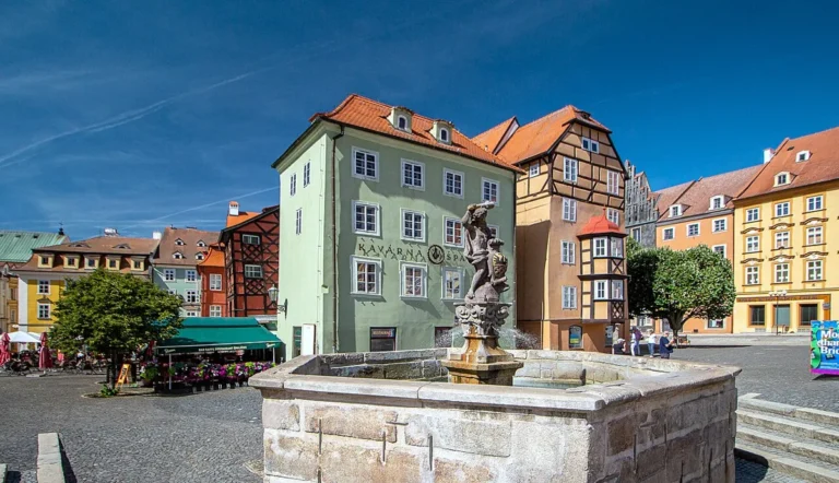 Špalíček a kašna na náměstí Krále Jiřího z Poděbrad v Chebu