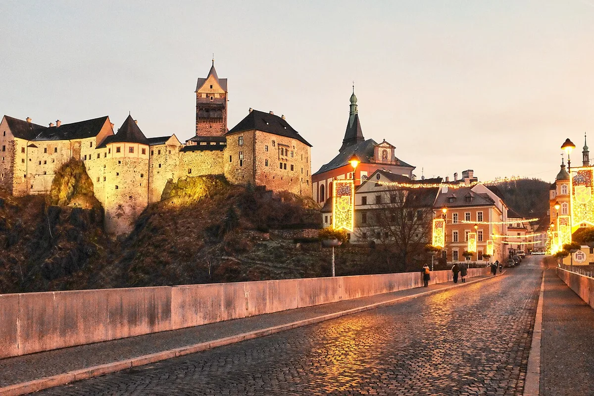 Hrad Loket a most přes Ohři s prosincovou světelnou výzdobou