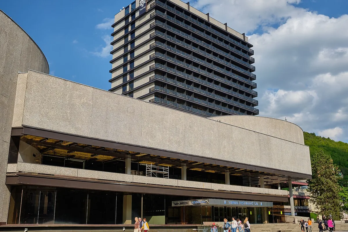 Hotel Thermal v Karlových Varech při pohledu z veřejného prostoru
