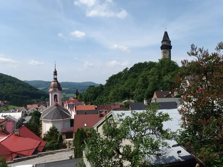 Štramberská Trúba a centrum města při pohledu z ulice Kopec