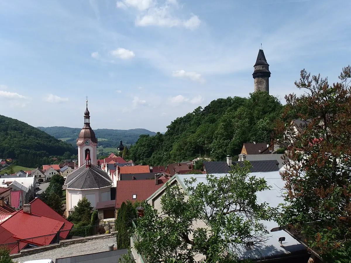 Štramberská Trúba a centrum města při pohledu z ulice Kopec