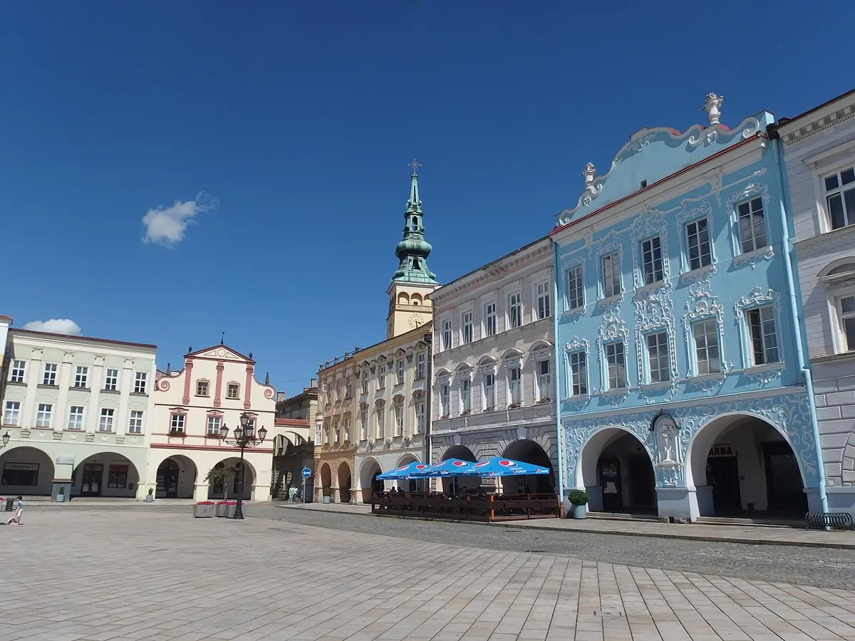 Domy s podloubím na východní straně Masarykova náměstí v Novém Jičíně