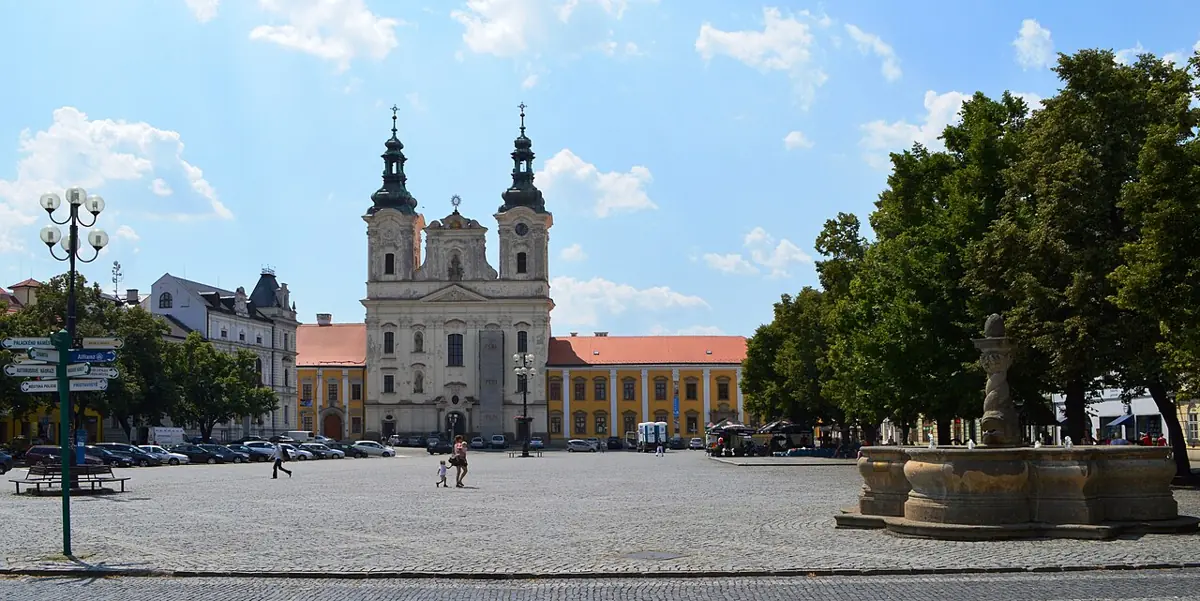 Masarykovo náměstí v Uherském Hradišti s kostelem svatého Františka Xaverského a kašnou