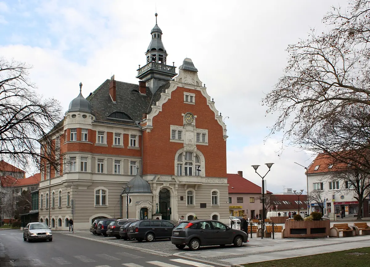 Cihlová budova hodonínské radnice s věží na Masarykově náměstí