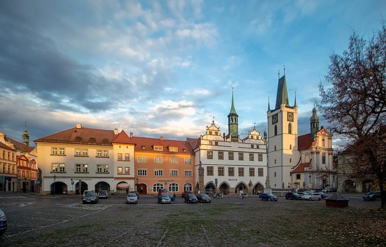 Stará radnice s muzeem a kostel na Mírovém náměstí v Litoměřicích