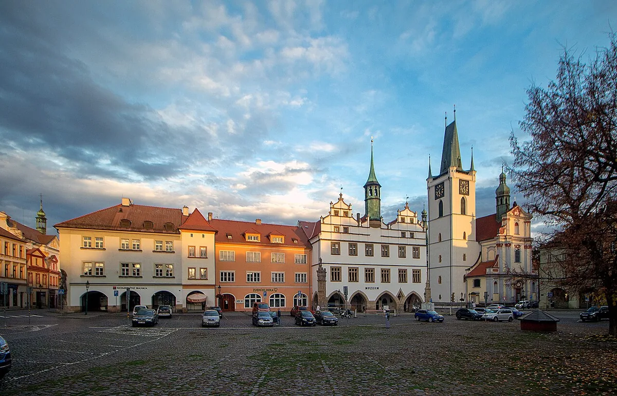 Stará radnice s muzeem a kostel na Mírovém náměstí v Litoměřicích