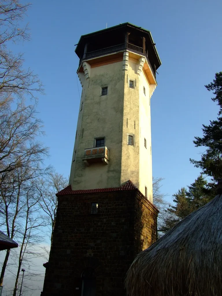Rozhledna Diana v Karlových Varech s krytým vyhlídkovým ochozem
