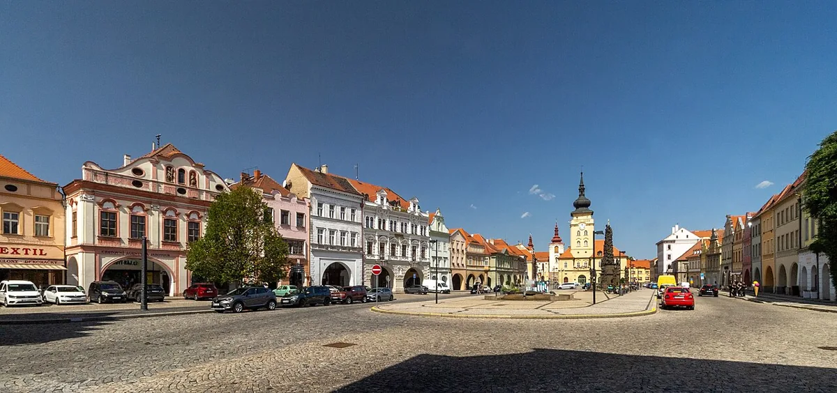 Náměstí Svobody v Žatci s radnicí a historickými domy