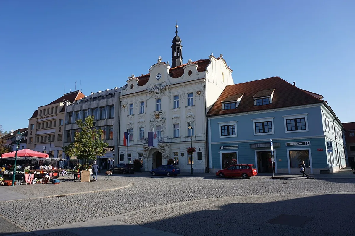 Berounská radnice a sousední domy na Husově náměstí