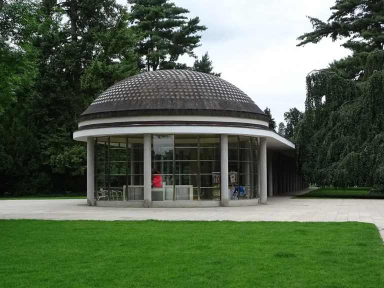 Prosklený pavilon Libenského kolonády v lázeňském parku v Poděbradech