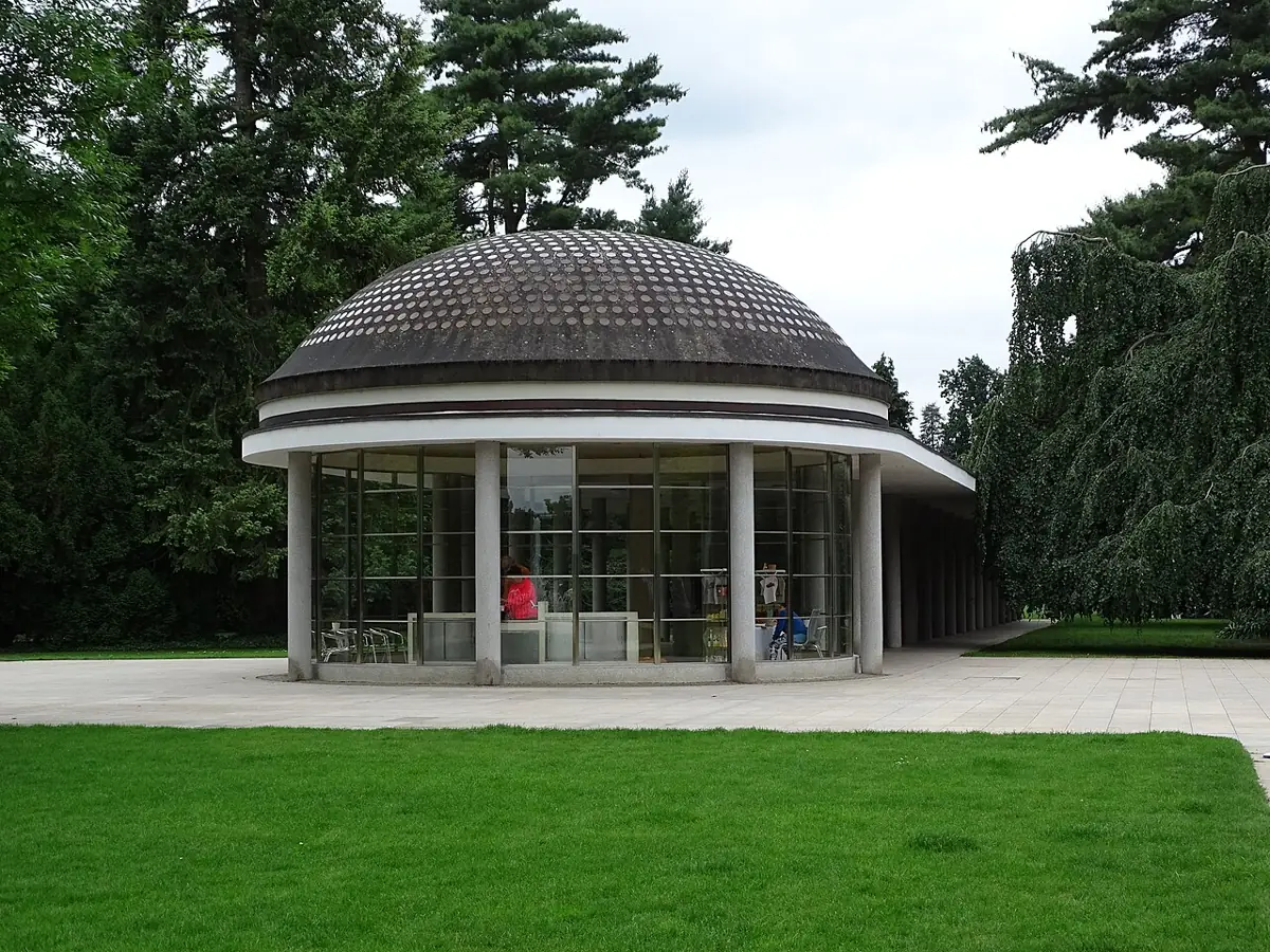 Prosklený pavilon Libenského kolonády v lázeňském parku v Poděbradech