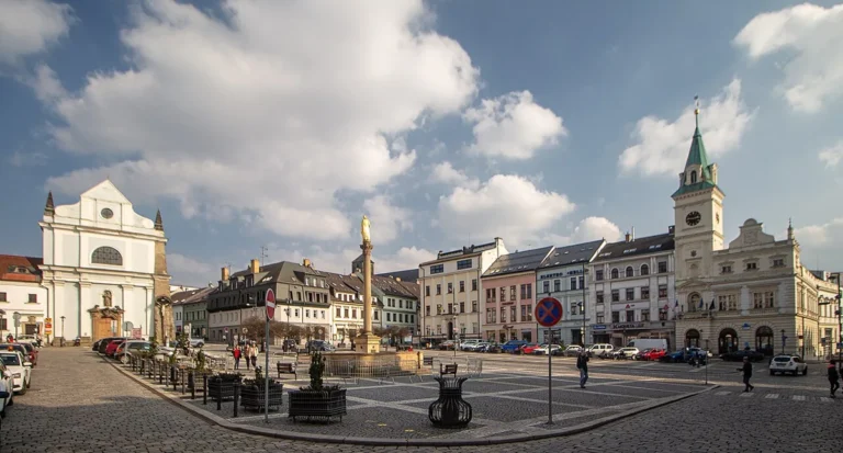 Náměstí Českého ráje v Turnově s kašnou, radnicí a kostelem