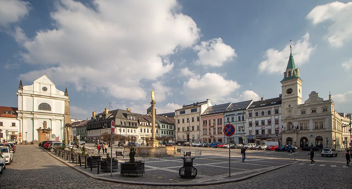 Náměstí Českého ráje v Turnově s kašnou, radnicí a kostelem