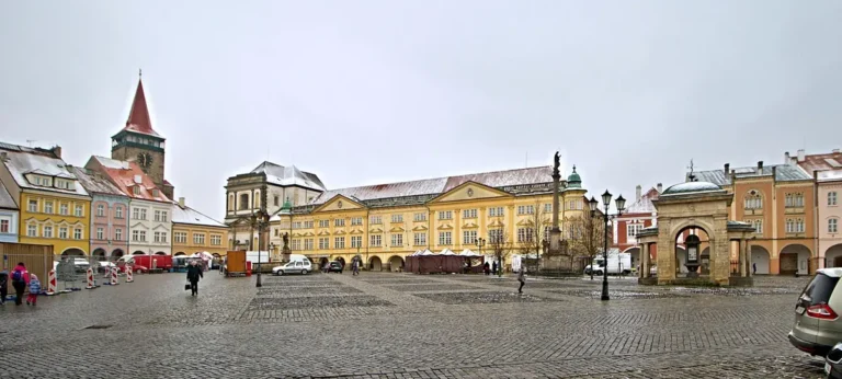 Valdštejnovo náměstí v Jičíně s historickými domy a Valdickou bránou