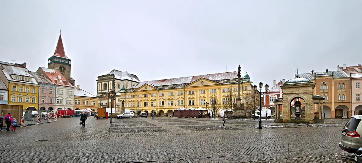 Valdštejnovo náměstí v Jičíně s historickými domy a Valdickou bránou