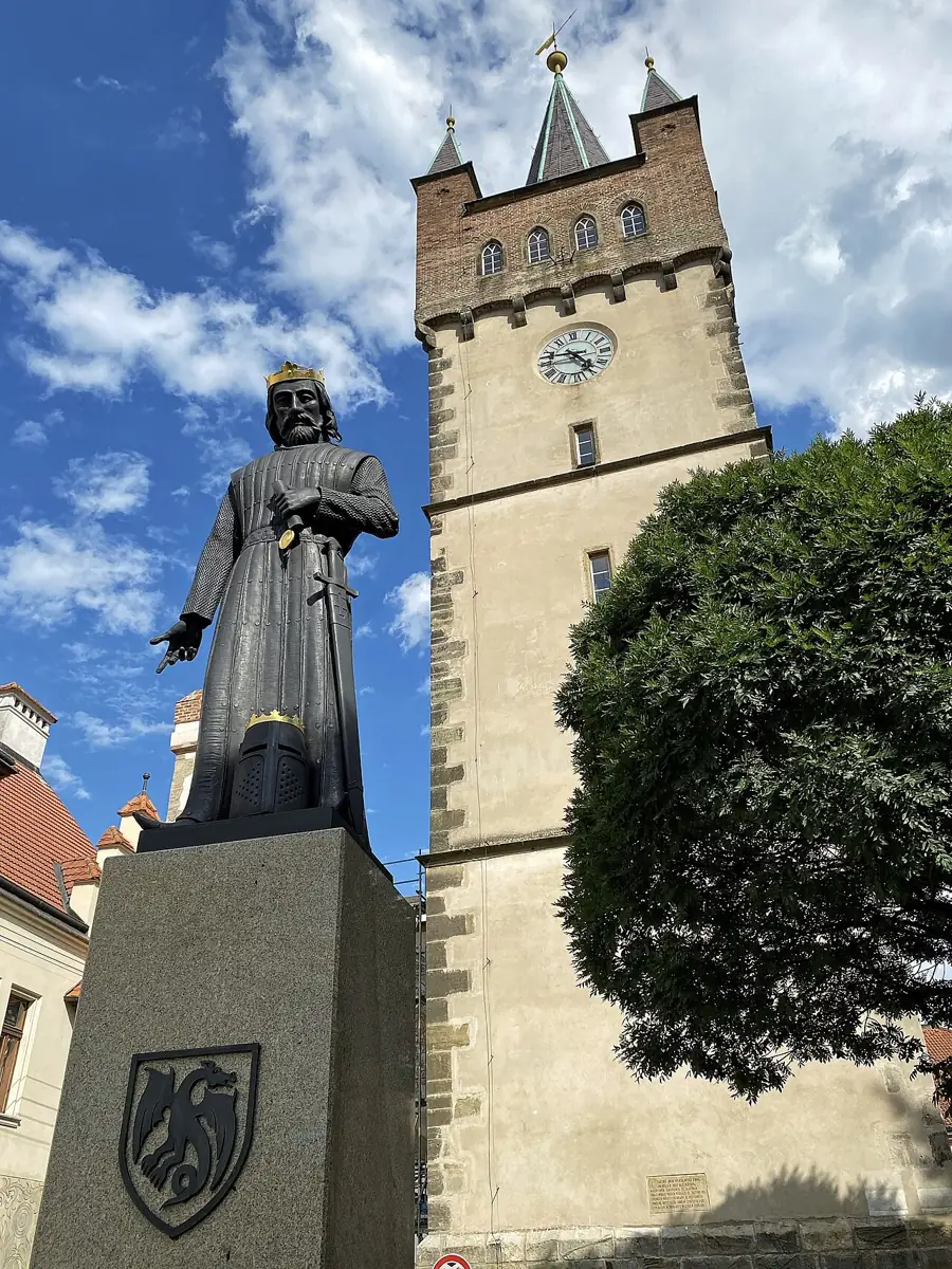 Pražská brána ve Vysokém Mýtě se sochou Přemysla Otakara II.