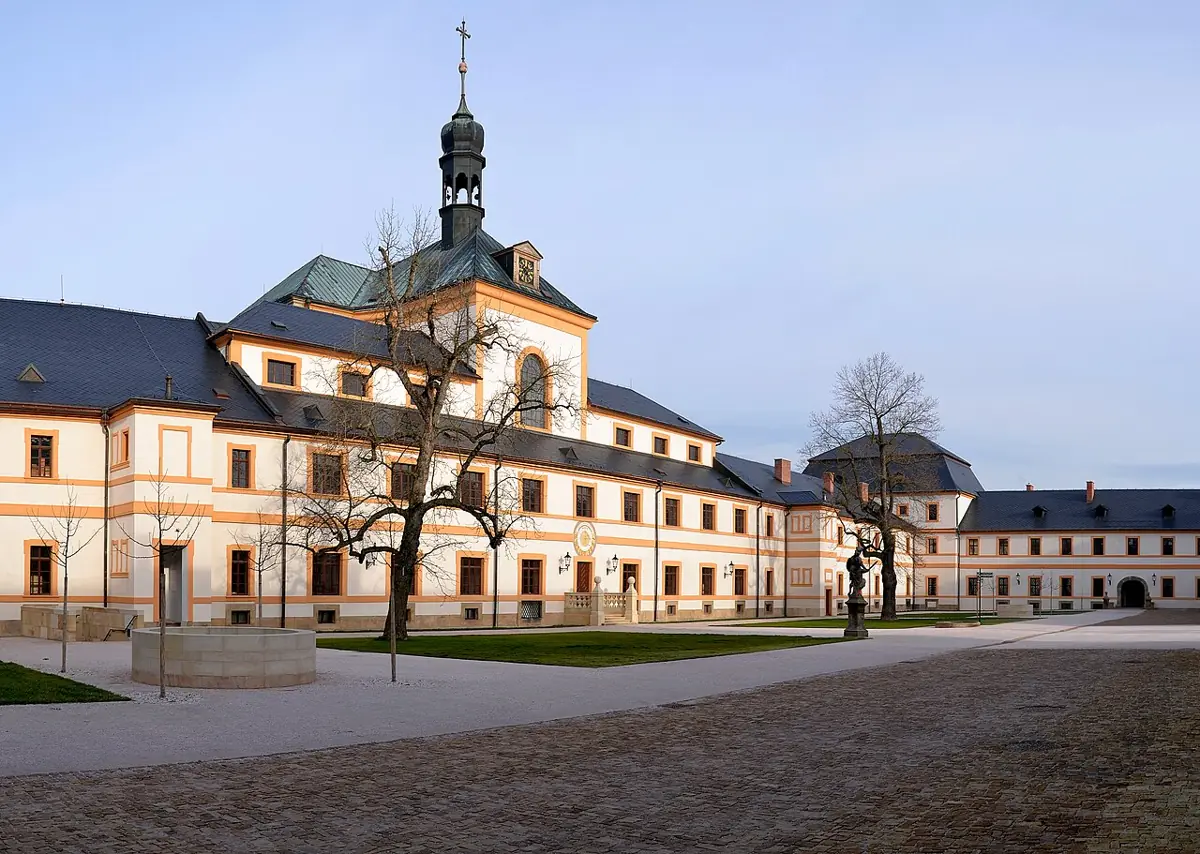 Nádvoří hospitálu Kuks s historickými budovami a sochou