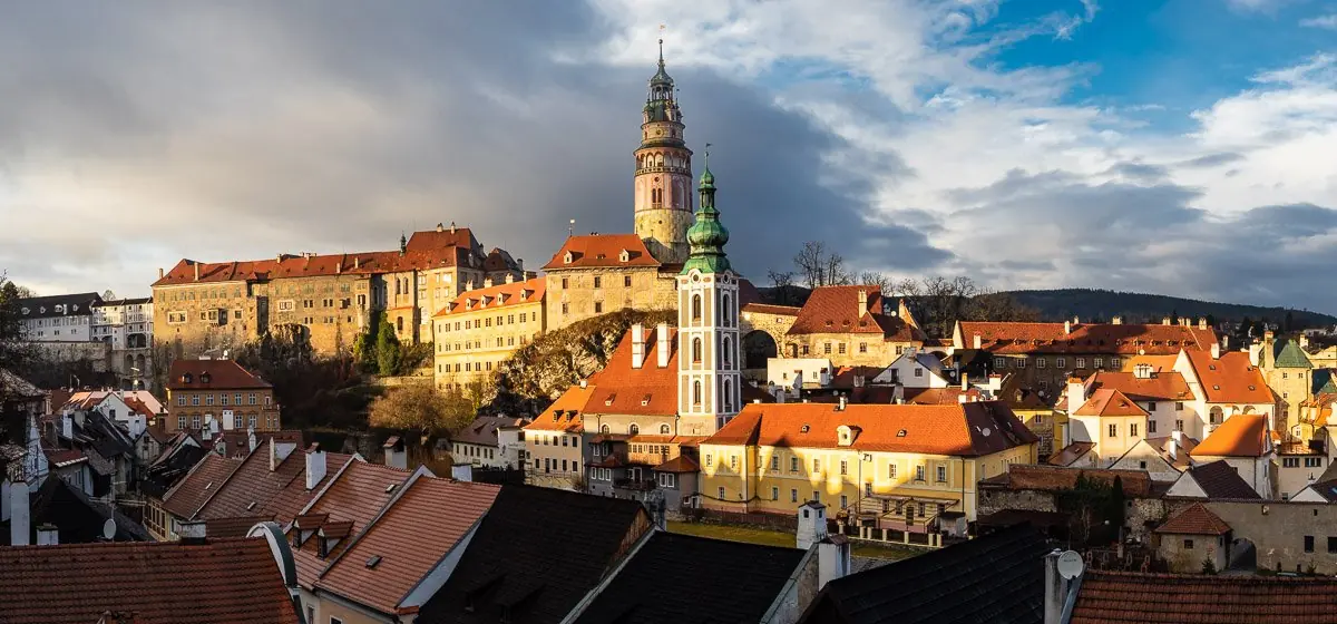 Panorama Českého Krumlova se zámkem, věží a čtvrtí Latrán