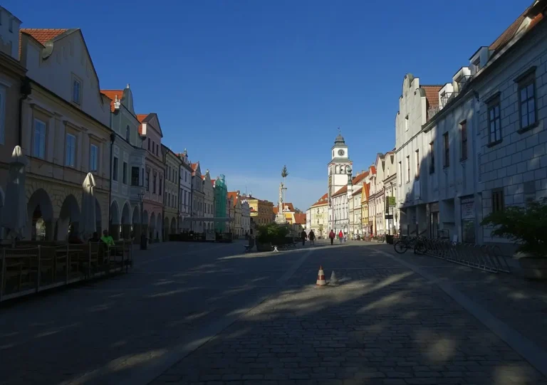 Masarykovo náměstí v Třeboni s historickými domy a radniční věží