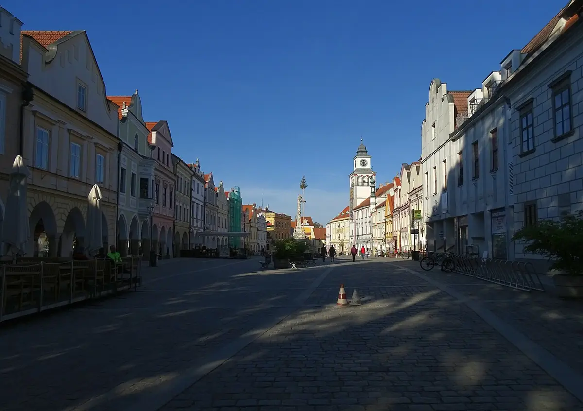 Masarykovo náměstí v Třeboni s historickými domy a radniční věží