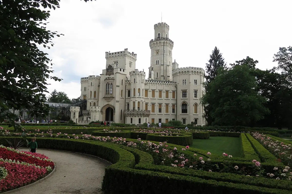 Zámek Hluboká nad Vltavou s věží a upravenou květinovou zahradou