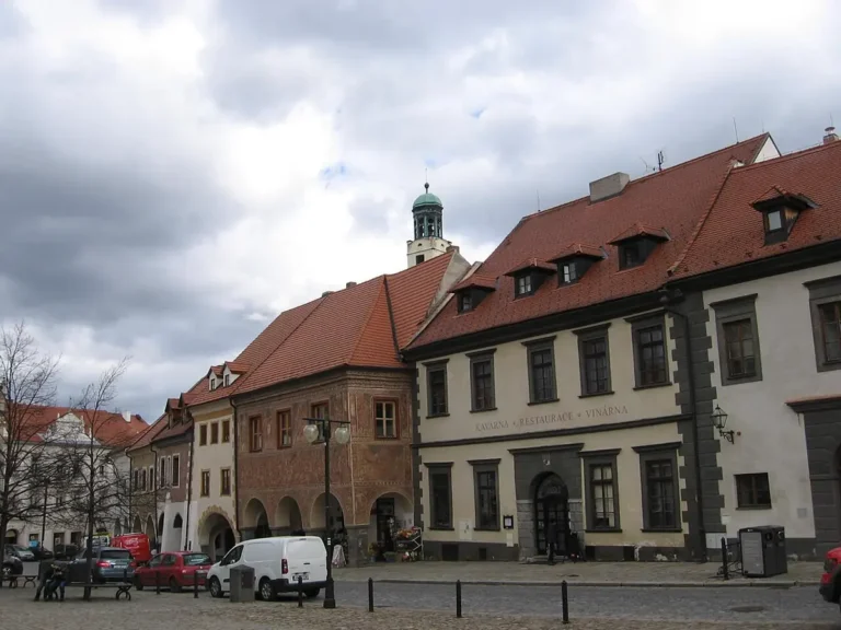 Historické domy s podloubím na Velkém náměstí v Prachaticích