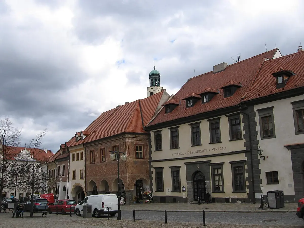 Historické domy s podloubím na Velkém náměstí v Prachaticích