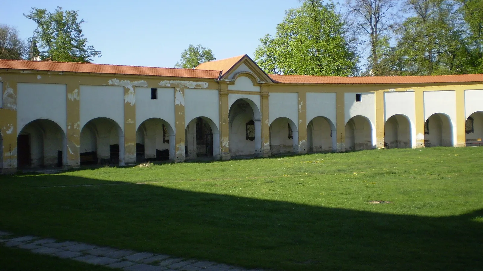 Ambit kolem nádvoří baziliky na Svatém Kopečku